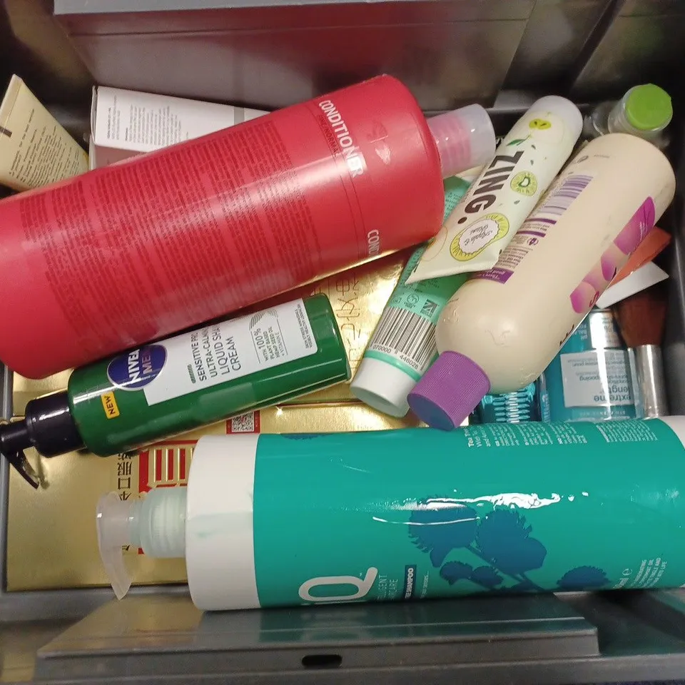 BOX OF APPROX 20 ASSORTED HEALTH AND BEAUTY ITEMS TO INCLUDE - AUSSI BOUNCY EURLS SHAMPOO - WELLA COLOR BRILLIANCE - ZING TOOTHPASTE ECT