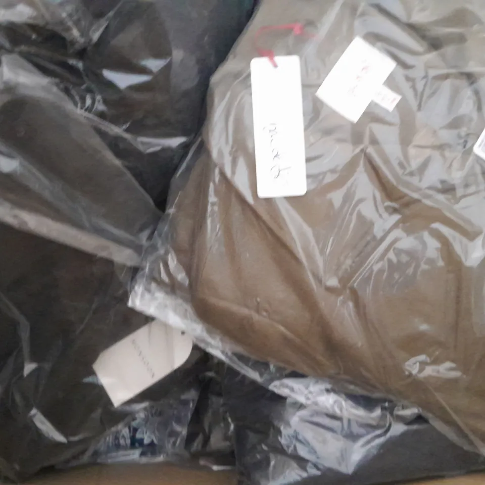 BOX OF APPROXIMATELY 20 ASSORTED CLOTHING AND FASHION ITEMS IN VARIOUS STYLES, SIZES, AND COLOURS