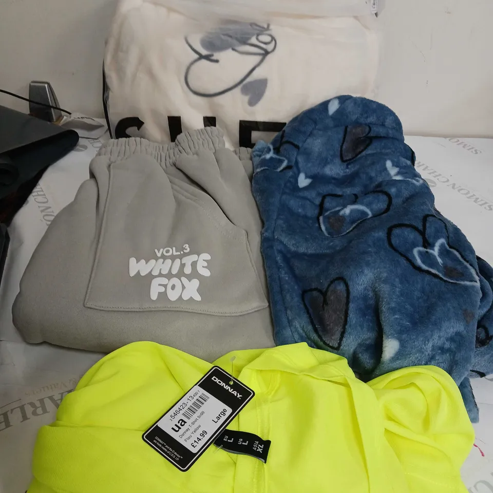 BOX OF APPROXIMATELY 20 ASSORTED CLOTHING ITEMS TO INCLUDE WHITE FOX TRACKIES, DONNAY TOP, PJ PANTS ETC