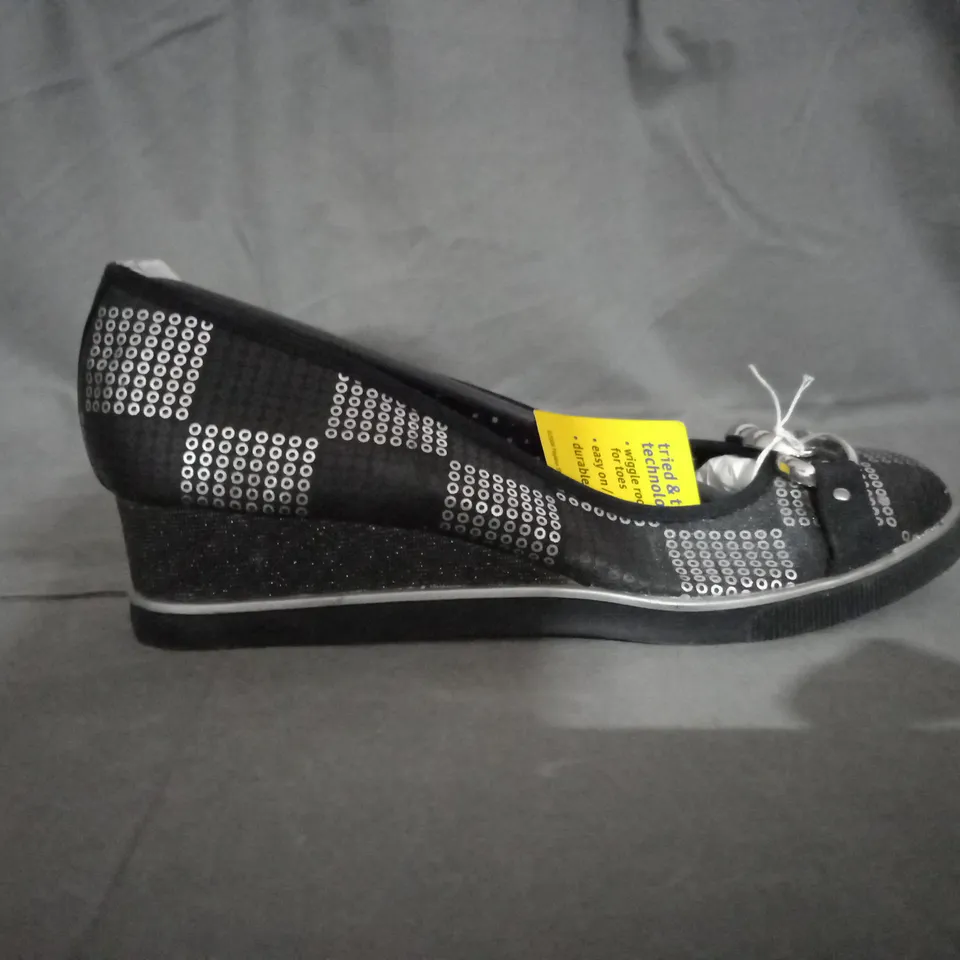 APPROXIMATELY 11 PAIRS OF FLAT SLIP ON SHOES IN VARIOUS SIZES 