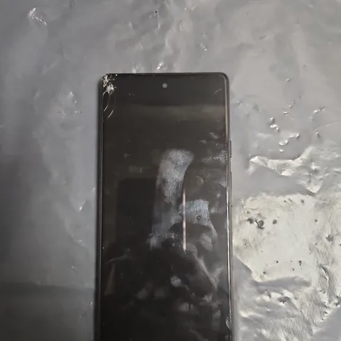 GOOGLE PIXEL 6 SMARTPHONE – BLACK WITH CRACKED FRONT SCREEN