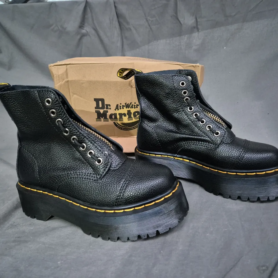 BOXED PAIR OF DR AIRWAIR MARTENS BLACK SINCLAIR UK 7 