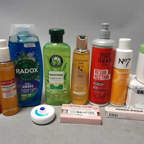 APPROX 15 ASSORTED BEAUTY PRODUCTS TO INCLUDE RADOX SHOWER GEL, BEDHEAD CONDITIONER, NO7 VITAMIN C GLOW TONER, ETC 