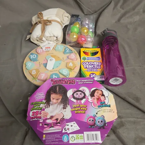 BOX OF APPROX 15 ASSORTED HOUSEHOLD ITEMS TO INCLUDE TATTOONEEZ TOY, PONCHO, WATER BOTTLE, ETC