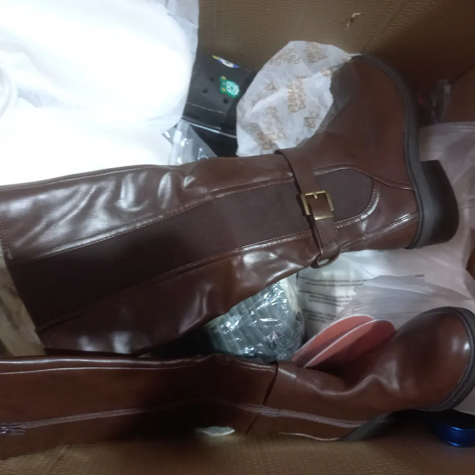 BOX OF APPROXIMATELY 15 ASSORTED PAIRS OF SHOES AND FOOTWEAR ITEMS IN VARIOUS STYLES AND SIZES TO INCLUDE PUBLIC DESIRE, FASHION, ETC