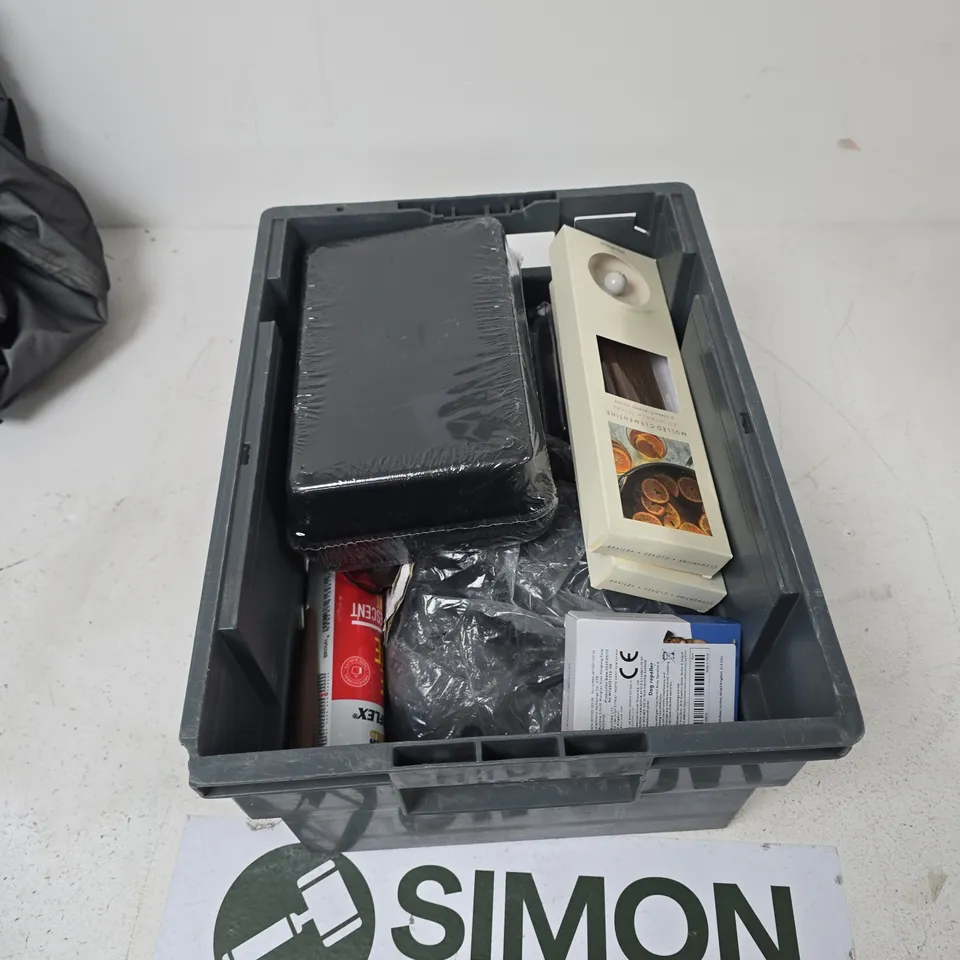 TOTE OF APPROXIMATELY 10 ASSORTED ITEMS TO INCLUDE: TEMPERATURE TRACKING BOTTLE