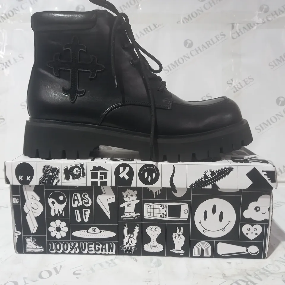 BRAND NEW BOXED PAIR OF KOI VEGAN LEATHER MORAL ALLIANCES MEN'S CROSS BOOTS IN BLACK UK SIZE 12