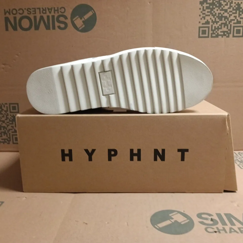 BOXED PAIR OF HYPHNT CITYWALKER TRAINERS IN WHITE SIZE 9