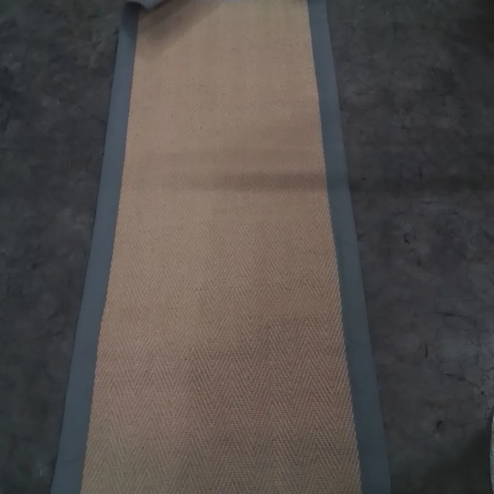 QUALITY DESIGNER AREA RUG - APPROXIMATELY 150X60CM