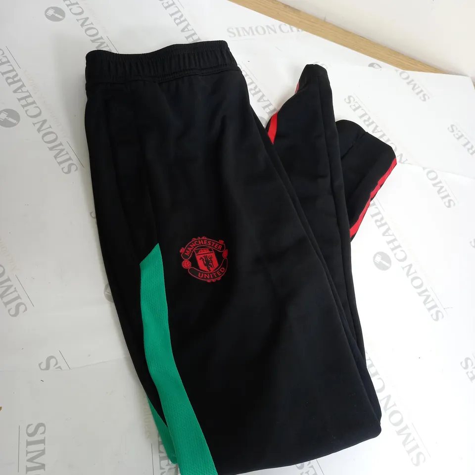 MANCHESTER UNITED TRAINING JOGGERS SIZE M