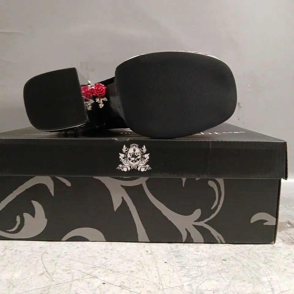 BOXED PAIR OF KOI TWILIGHT SAGA THE COLD ONES MIDNIGHT VELVET ORNATE HEELS IN BLACK SIZE UK 3