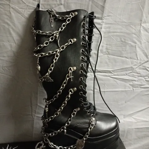 BOXED KOI THE AMYGDALA BOOTS IN BLACK - UK 3