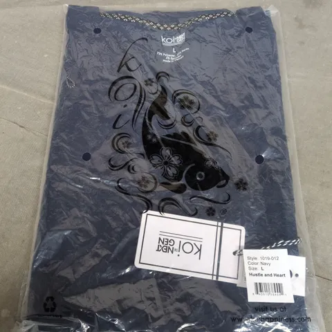 BAGGED KOI HUSTLE 7 HEART SCRUB TOP IN NAVY - LARGE