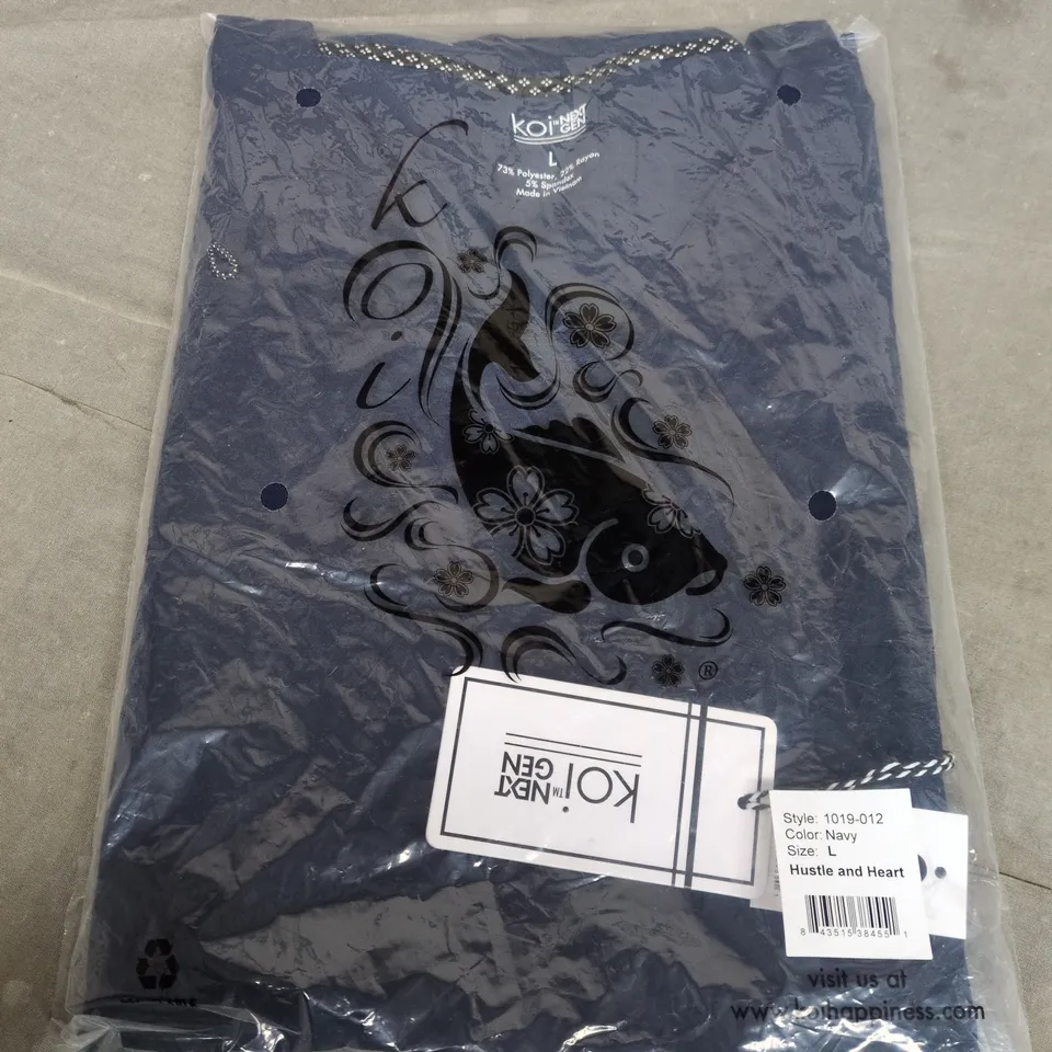 BAGGED KOI HUSTLE 7 HEART SCRUB TOP IN NAVY - LARGE