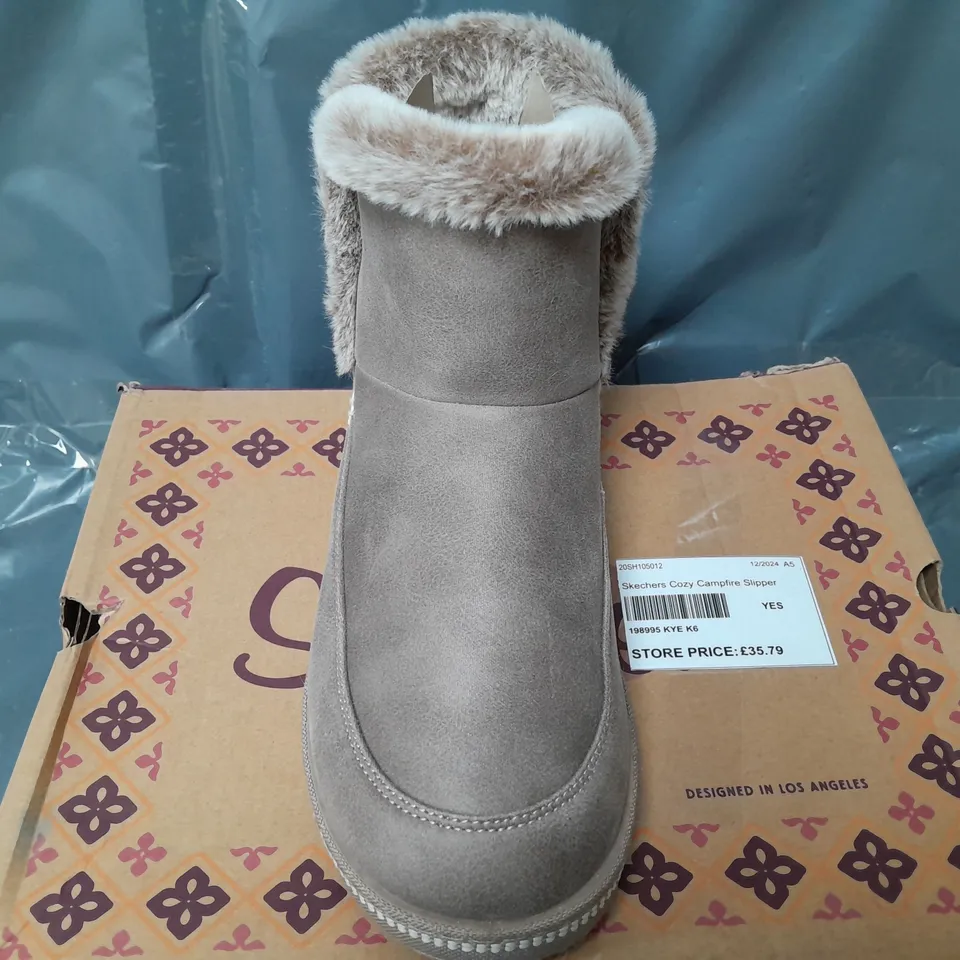 SKECHERS COZY CAMPFIRE SLIPPERS IN BROWN - SIZE 6