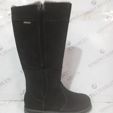 BOXED PAIR OF EMU AUSTRALIA MOONTA BOOTS IN DARK GREY SIZE 6