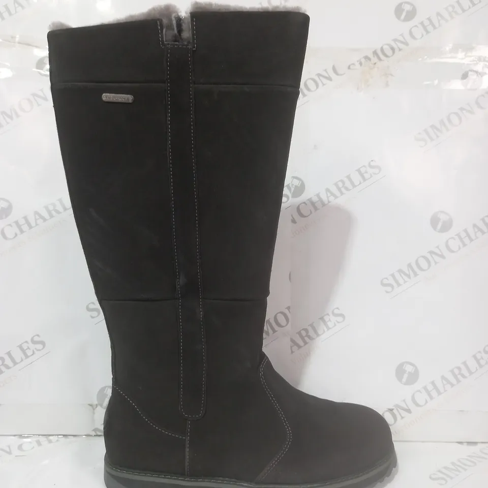 BOXED PAIR OF EMU AUSTRALIA MOONTA BOOTS IN DARK GREY SIZE 6