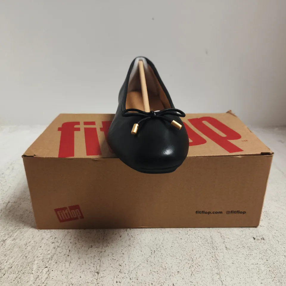 BOXED PAIR OF FITFLOP DELICATO BOW SOFT LEATHER BALLET FLATS IN BLACK SIZE UK 4.5