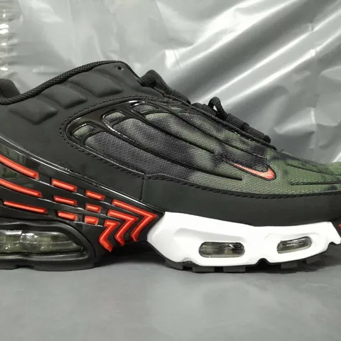 BOXED PAIR OF NIKE AIR MAX PLUS III SHOES IN ARMY GREEN/BLACK/RED UK SIZE 7