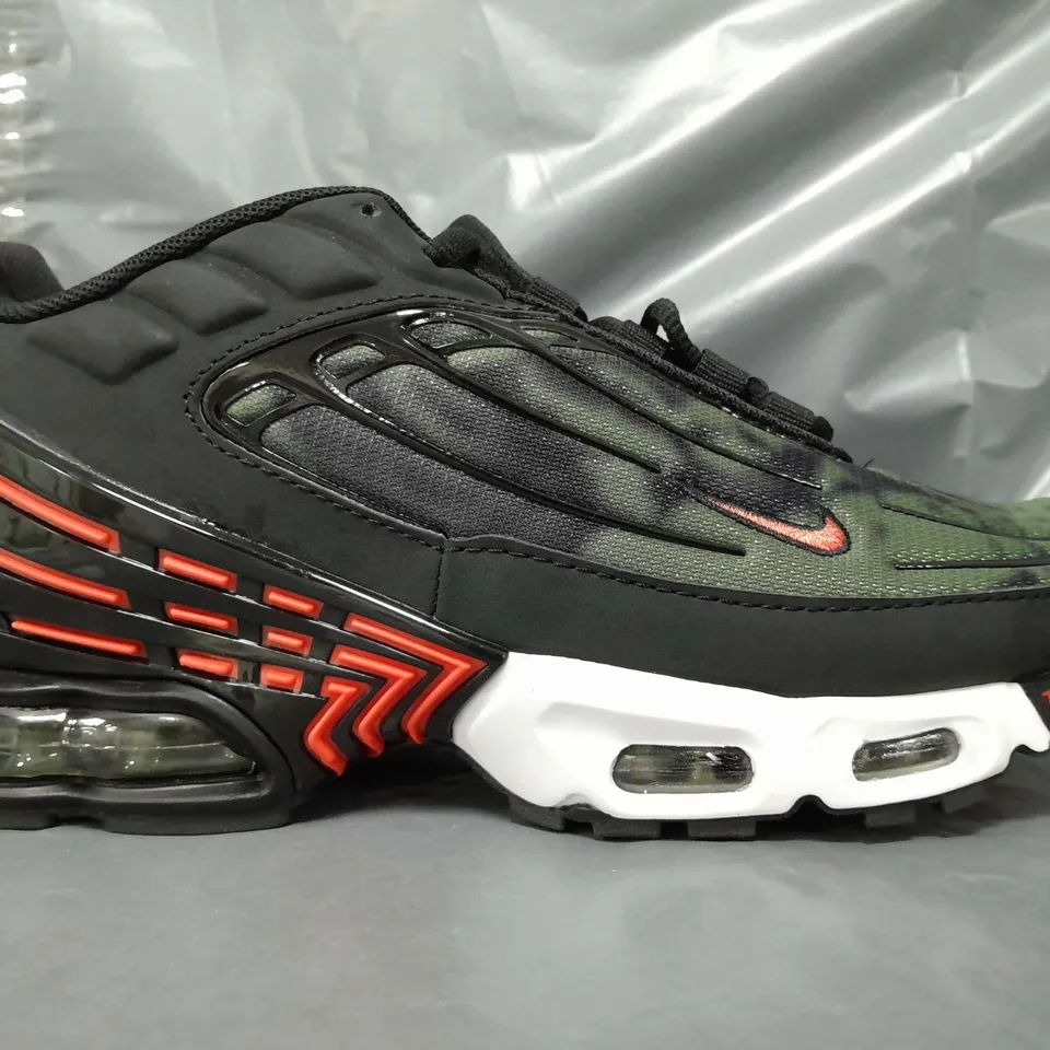 BOXED PAIR OF NIKE AIR MAX PLUS III SHOES IN ARMY GREEN/BLACK/RED UK SIZE 7