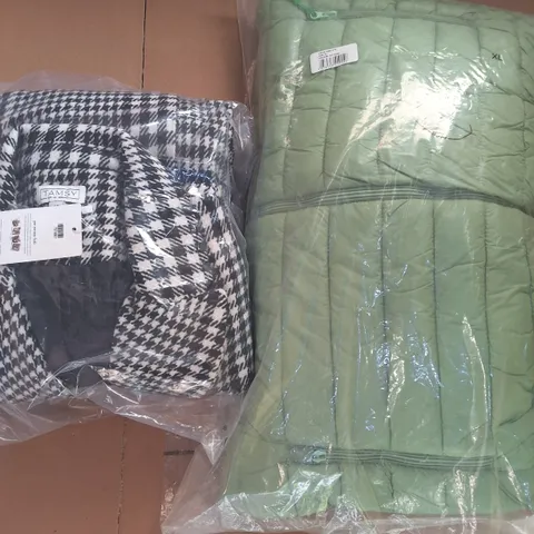 APPROXIMATELY 12 ASSORTED CLOTHING ITEMS IN VARIOUS SIZES & STYLES TO INCLUDE TAMSY & ARCTIC STORM