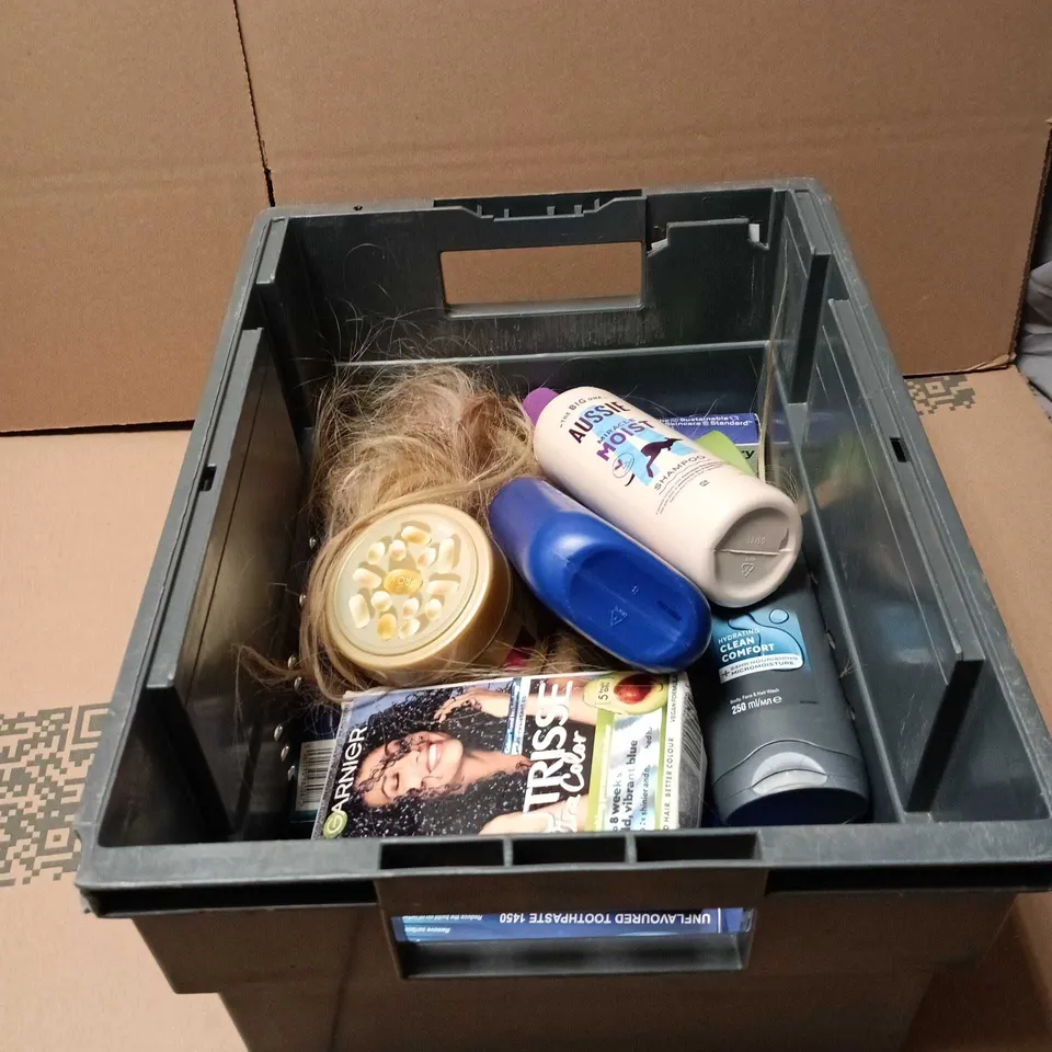 APPROXIMATELY 15 ASSORTED COSMETIC ITEMS TO INCLUDE HARRY'S, AUSSIE MIRACLE MOIST SHAMPOO, DOVE MEN, PANTENE KERATIN PROTECT MASK ETC