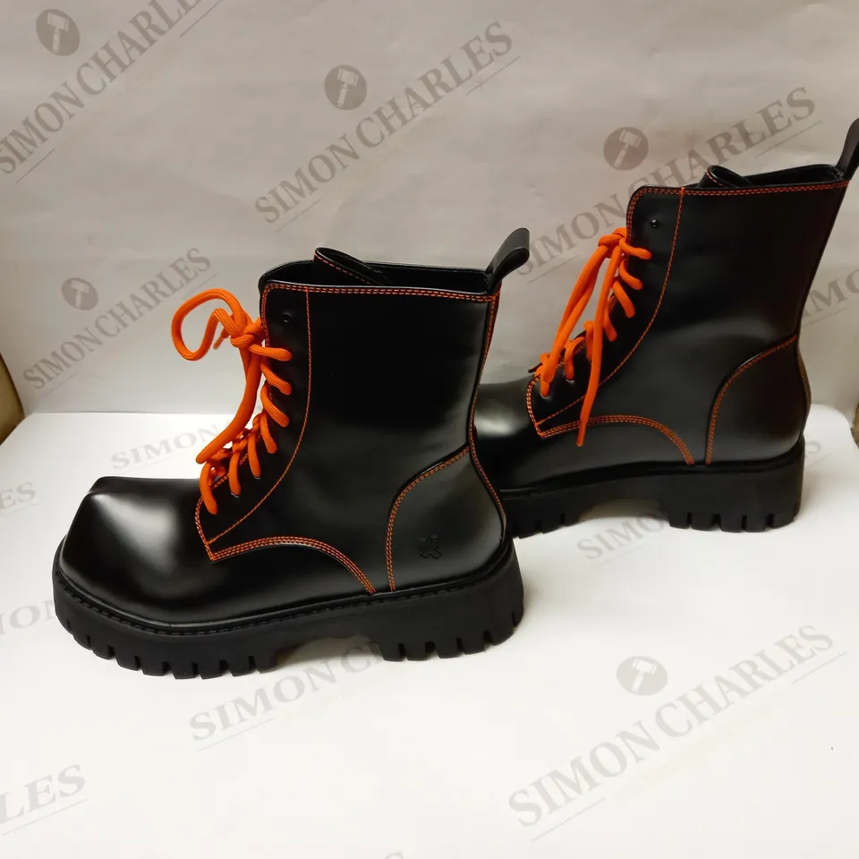 DESIGNER KOI BOZO ORANGE AND BLACK FORK TOE BOOTS SIZE 5