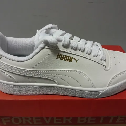 BOXED PAIR OF PUMA SGUFFLE TRAINERS IN WHITE - UK 5