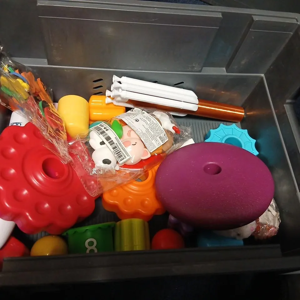 LARGE QUANTITY OF ASSORTED TOYS AND ACCESSORIES TO INCLUDE; BITTY POP TOY STORY, MANCHESTER UNITED MODEL BUS, 50 THINGS TO DO IN THE GREAT OUTDOORS, CHILDREN'S PRE SCHOOL CARDS AND FLAIR BREATHE ELITE