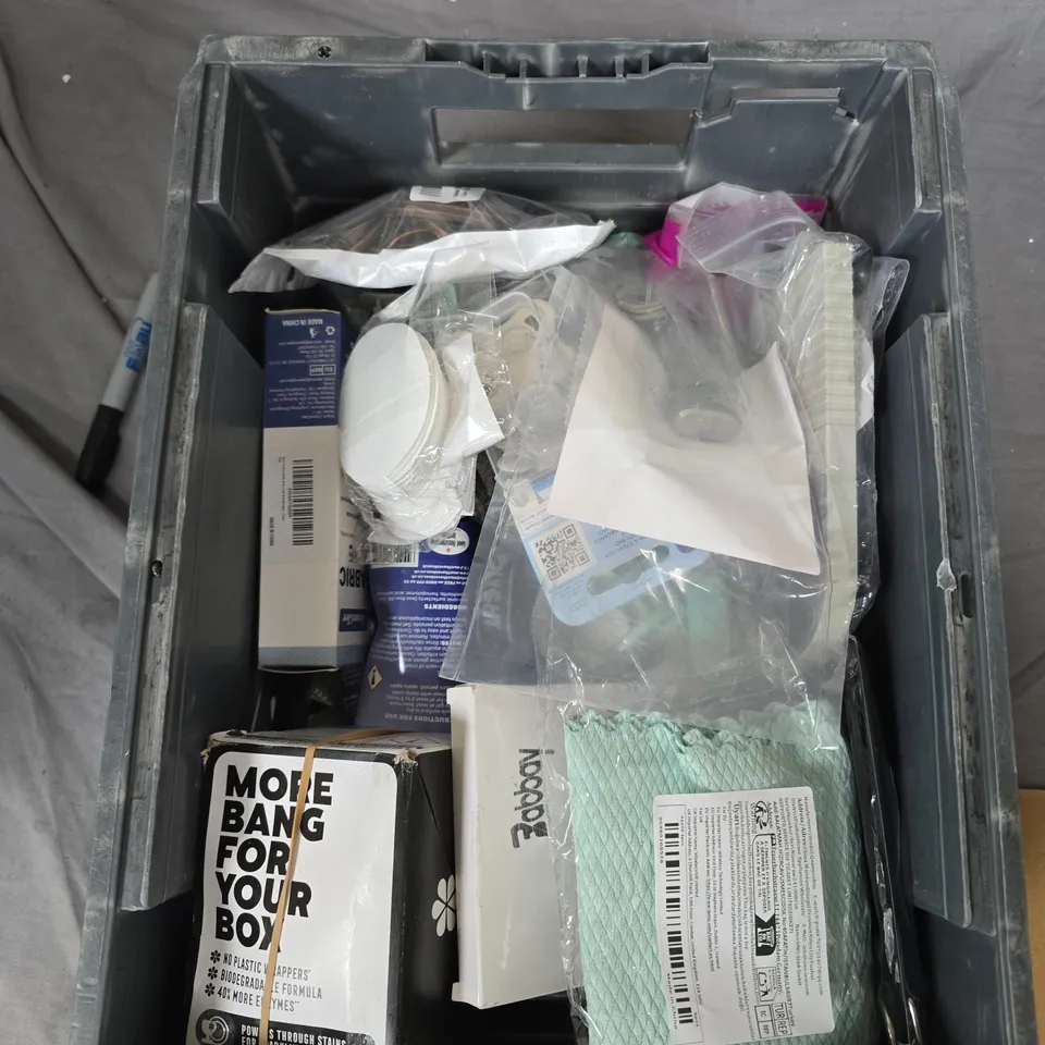 APPROXIMATELY 10 ASSORTED HOMEWARE IN STORAGE CRATE – MIXED SMALL ITEMS 