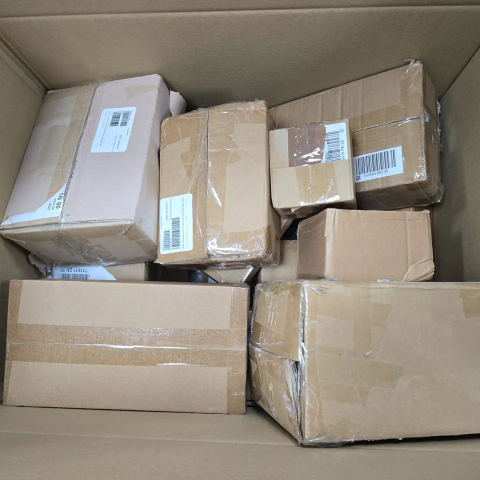 APPROXIMATELY 10 ASSORTED HOUSEHOLD GOODS TO INCLUDE - KITCHEN TOOLS, SET OF WATER BOTTLES, AND REVERSIBLE QUILT ETC. - COLLECTION ONLY 