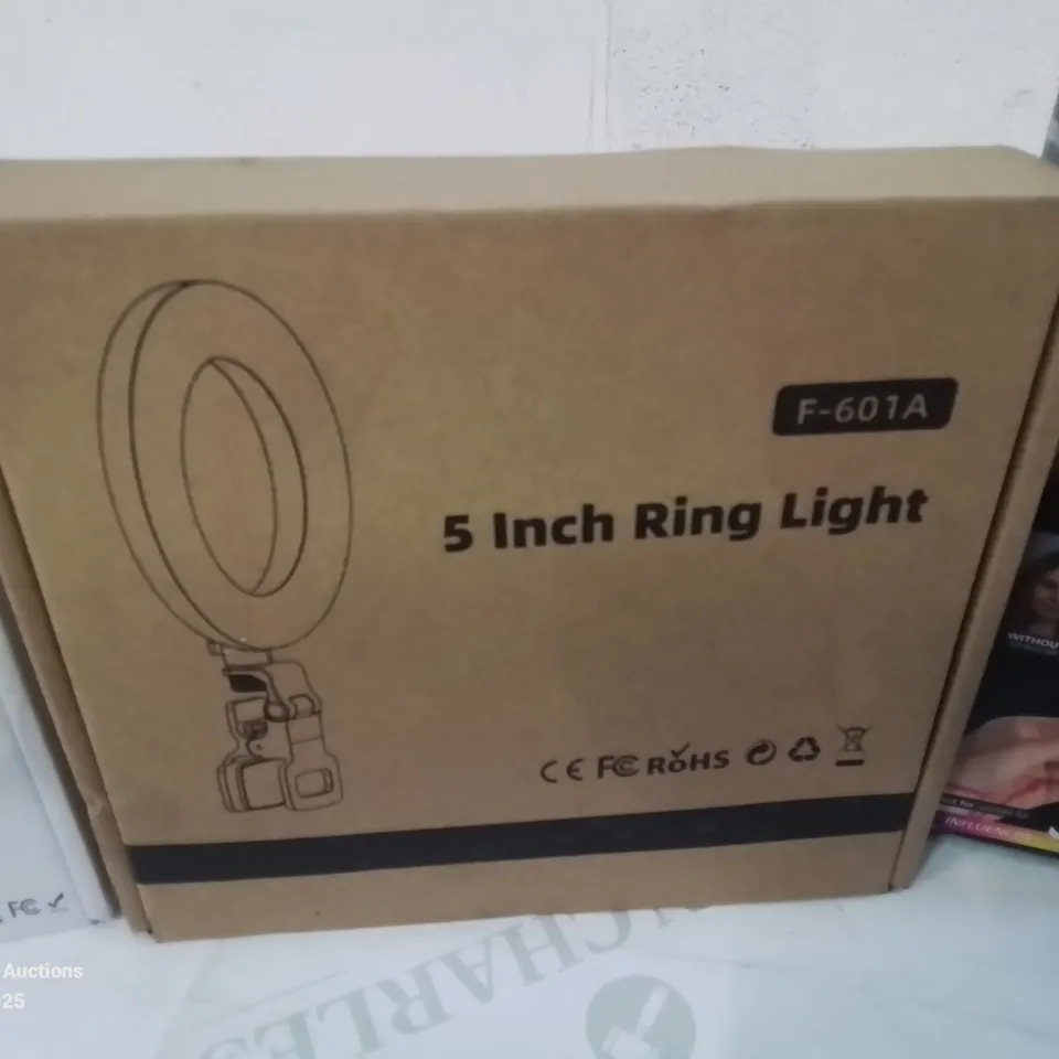 BOX CONTAINING LARGE AMOUNT OF BOXED ELECTRICAL ITEMS TO INCLUDE: VANITY MIRROR LIGHTS, 5INCH RING LIGHT, VARIOUS LIGHT BULBS, PHONENCASES, EARPHONES AND LOTS MORE.