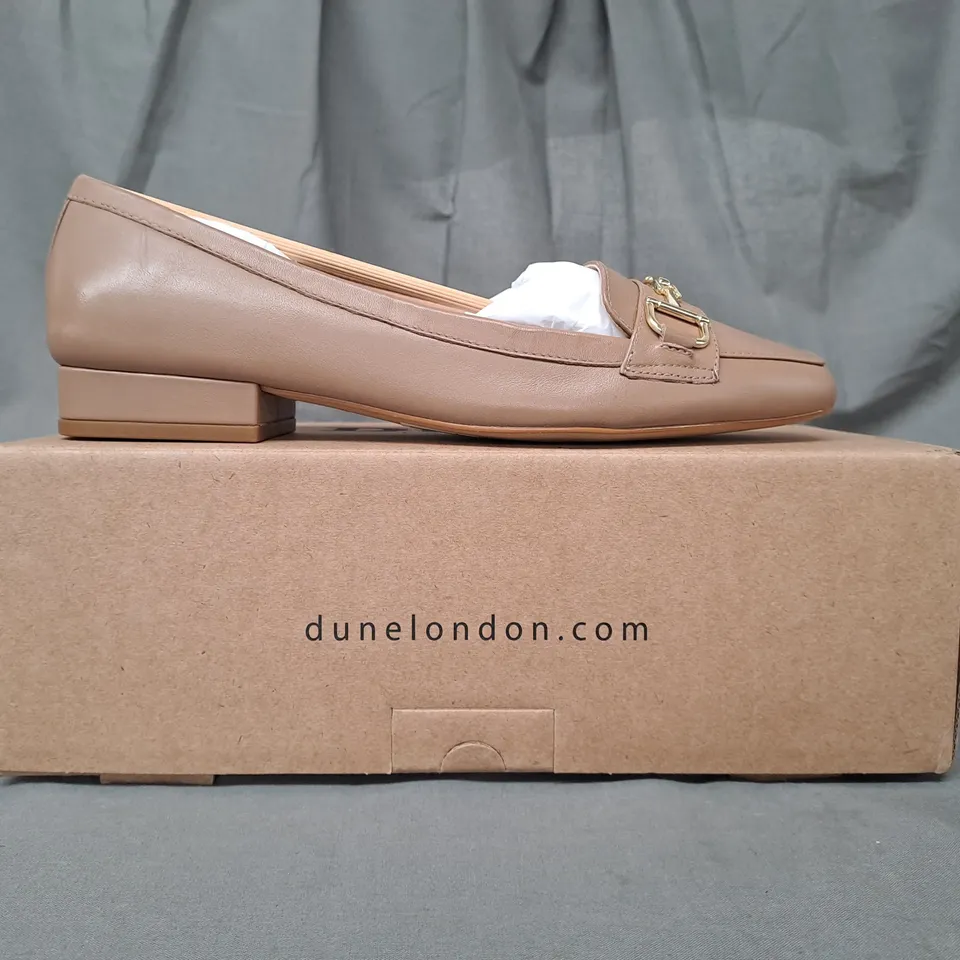 BOXED PAIR OF DUNE LONDON 781 GRACIE LOW BLOCK HEEL SQUARE TOE SHOES IN CARAMEL SIZE 5