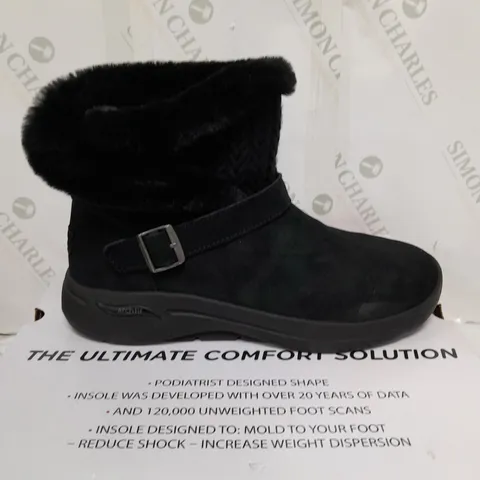 BOXED SKECHERS GO BOOTS IN BLACK - SIZE 7
