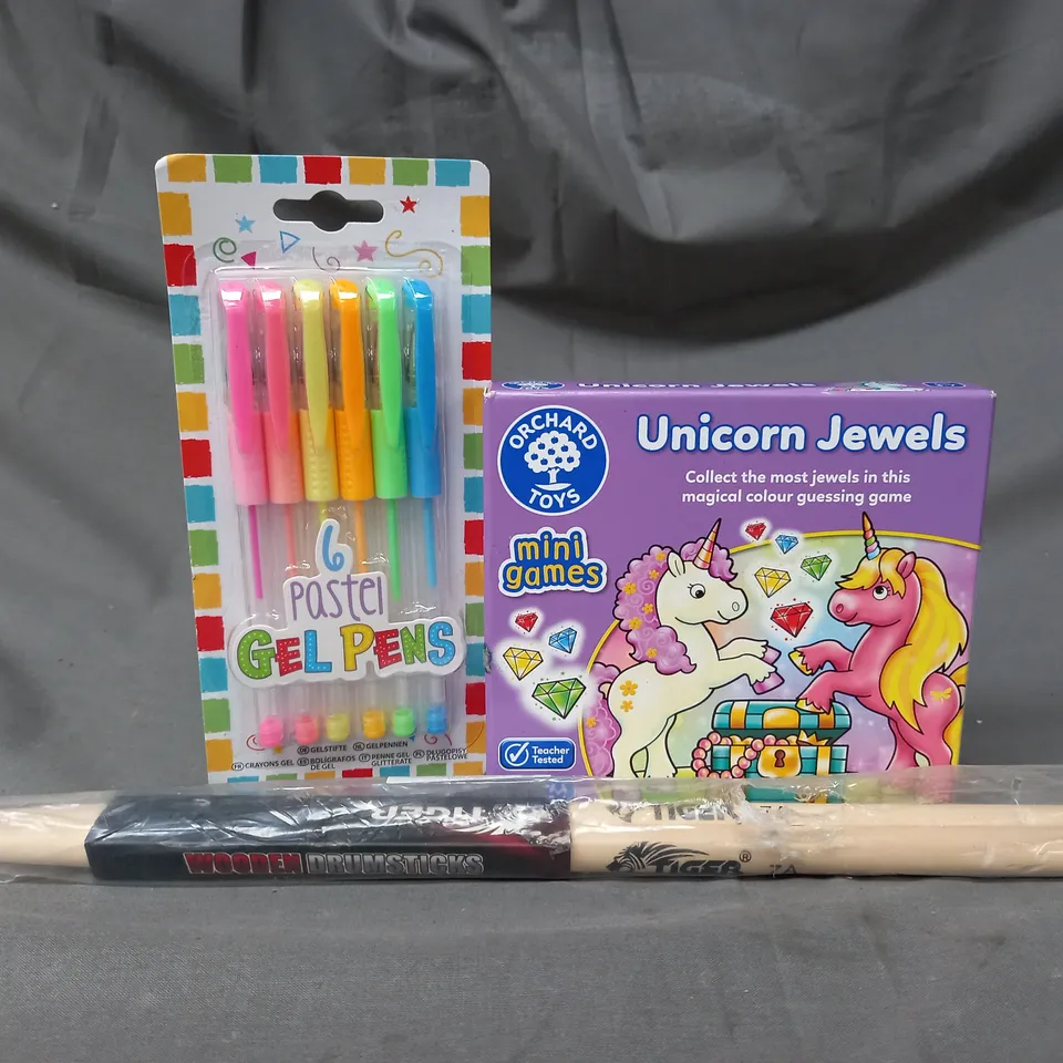 BOX OF APPROXIMATELY 10 ASSORTED TOYS AND GAMES TO INCLUDE UNICORN JEWELS, GEL PENS, WOODEN DRUMSTICKS, ETC - COLLECTION ONLY