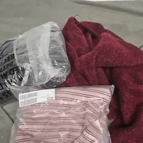 APPROXIMATELY 25 ASSORTED CLOTHING PRODUCTS IN VARIOUS STYLES & SIZES TO INCLUDE PANTS, T-SHIRTS, DRESSES ETC