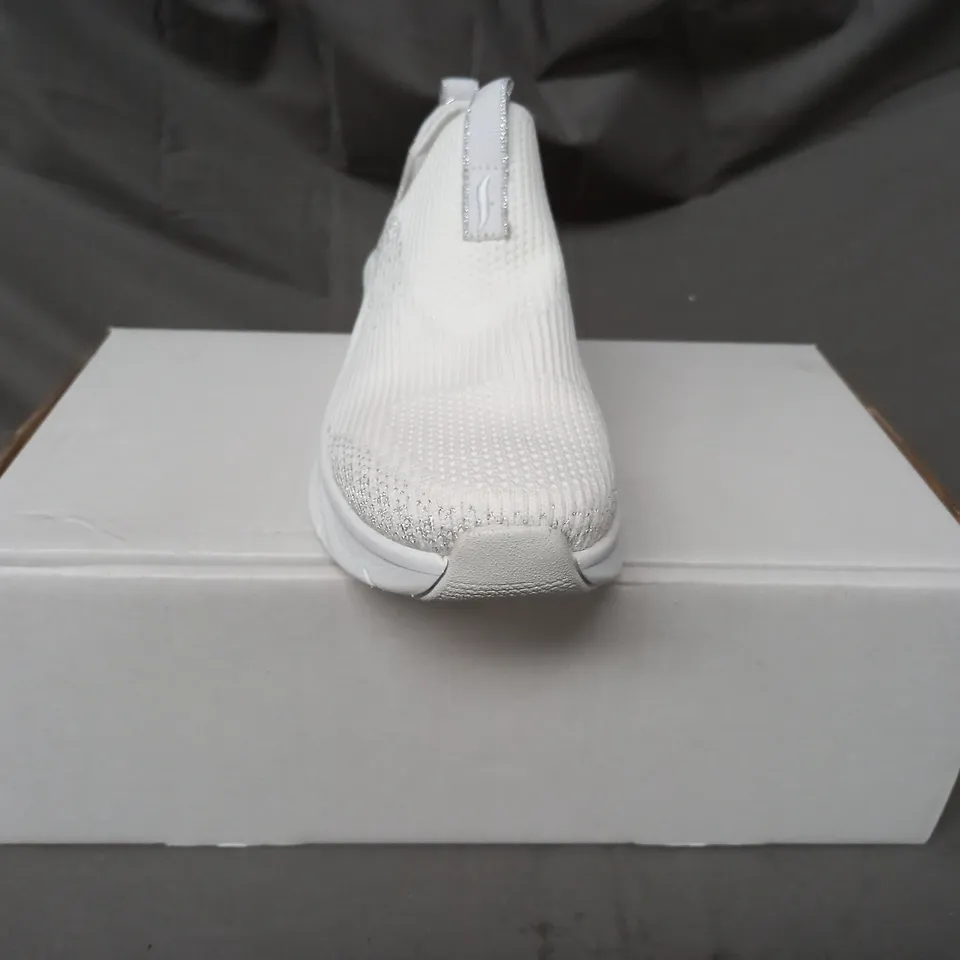 BOXED PAIR OF SKECHERS ARCH FIT TRAINERS IN WHITE SIZE 3.5