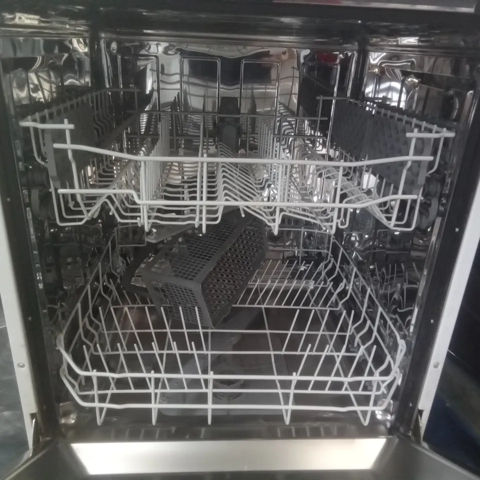 SWAN WHITE FULL SIZE FREESTANDING DISHWASHER SDW2025W