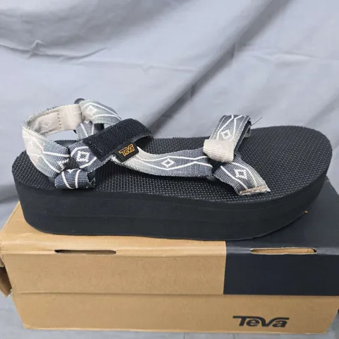 BOXED PAIR OF TEVA WOMENS PLATFORM UNIVERSAL SANDALS IN BLACK - UK 7