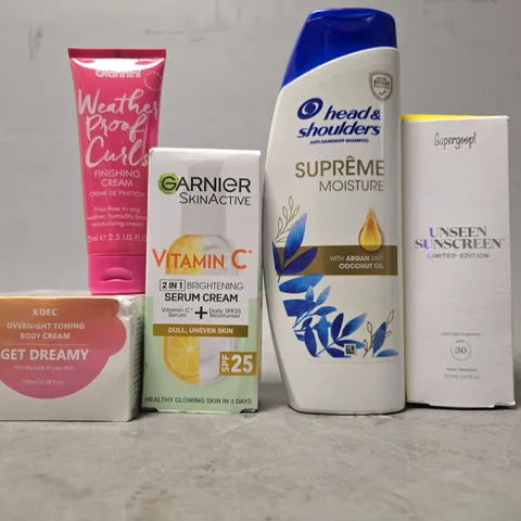 APPROXIMATELY 15 ASSORTED HEALTH & BEAUTY ITEMS TO INCLUDE - SUPERGOOP! UNSEEN SUNCREEN , HEAD & SHOULDERS , GARNIER SKIN ACTIVE VITAMIN C ETC