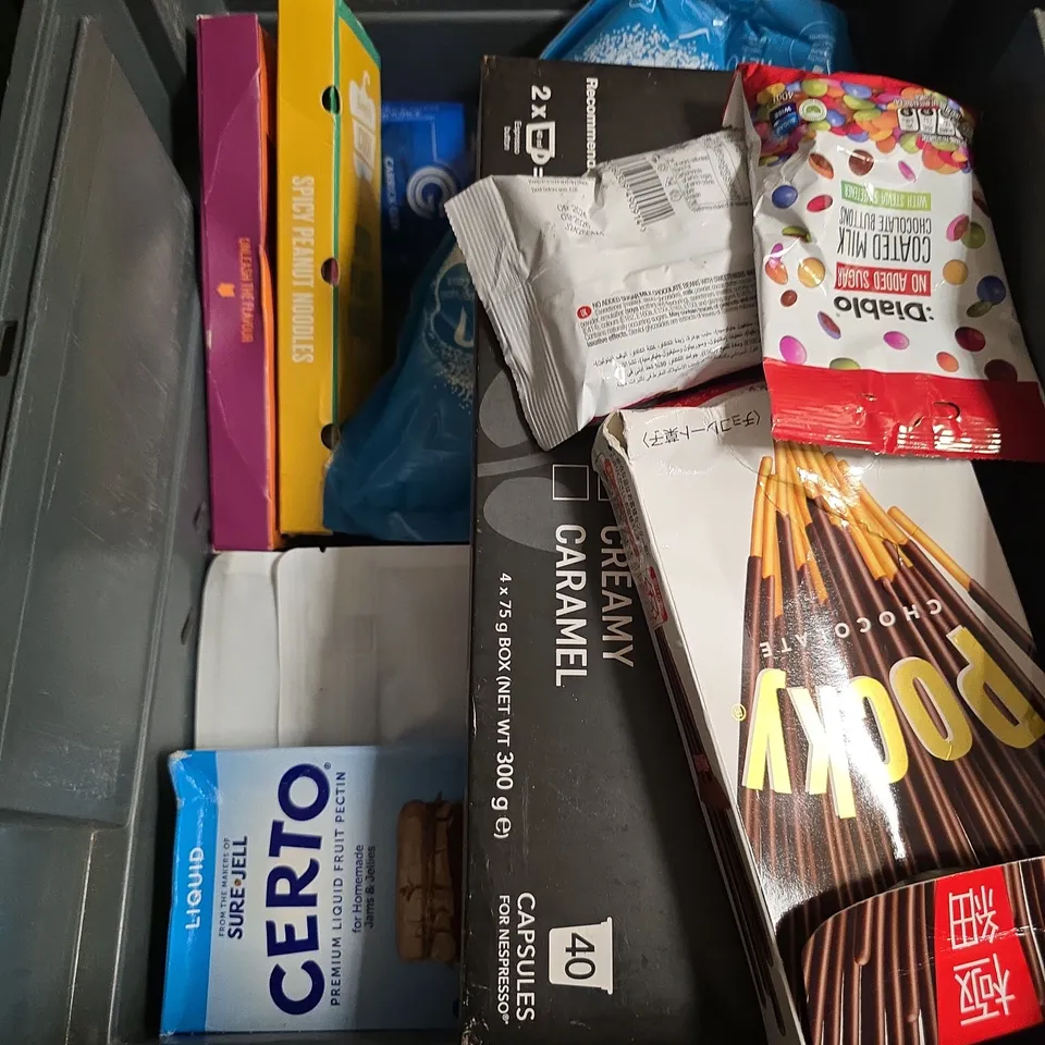 APPROXIMATELY 20 ASSORTED FOOD AND DRINK ITEMS TO INCLUDE - SIMPLY COOK MAKHANI CURRY, SAXA SALT AND RUMMO PASTA