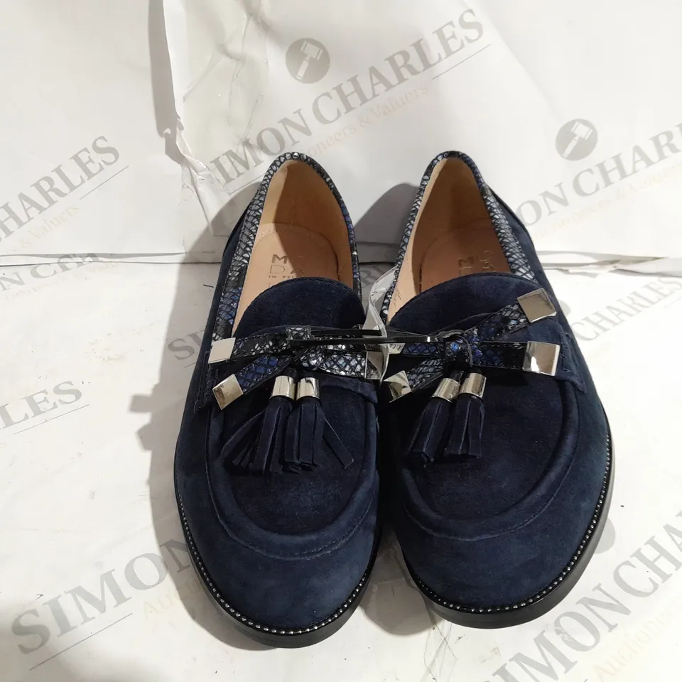 PAIR OF MODA IN PELLE ENLEENA WIDE SUEDE LOAFERS IN NAVY SIZE 6