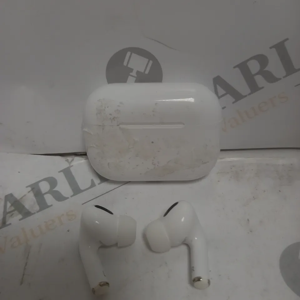 DESIGNER IN EAR WIRELESS HEADPHONES & CHARGING CASE IN WHITE 