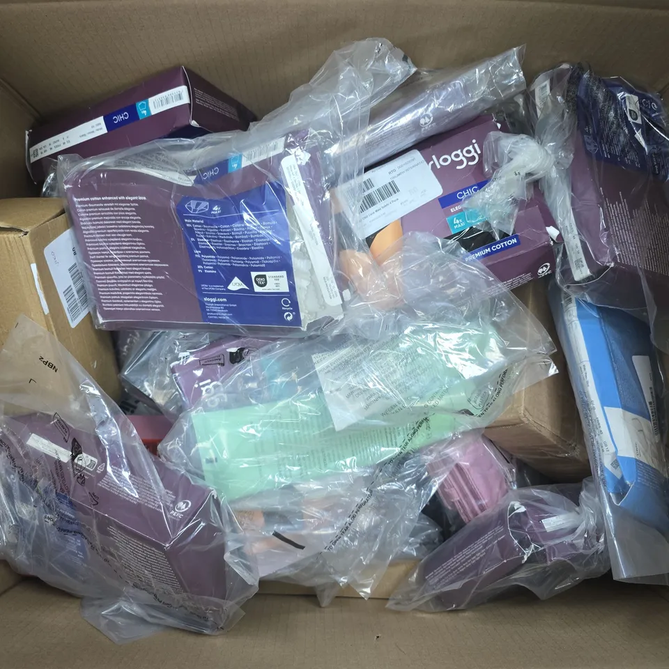 APPROXIMATELY 30 ASSORTED ITEMS TO INCLUDE PRAI BEAUTY DUO, SIMPLY BEAUTY AQUAFACIAL PORE CLEANSING TOOL, HAIR REMOVER, ETC - COLLECTION ONLY