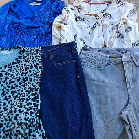 LOT OF APPROXIMATELY 50 ASSORTED CLOTHING ITEMS IN VARIOUS SIZES TO INCLUDE NYDJ, CHELSEA PEERS AND ICHI
