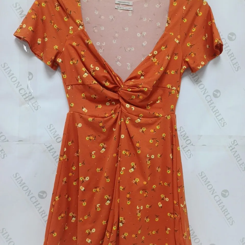 URBAN OUTFITTERS V-NECK TOP IN FLORAL ORANGE - MEDIUM