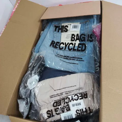 BOX OF APPROXIMATELY 15 ASSORTED CLOTHING ITEMS TO INCLUDE: BAGGY BOOT CUT JEANS XL