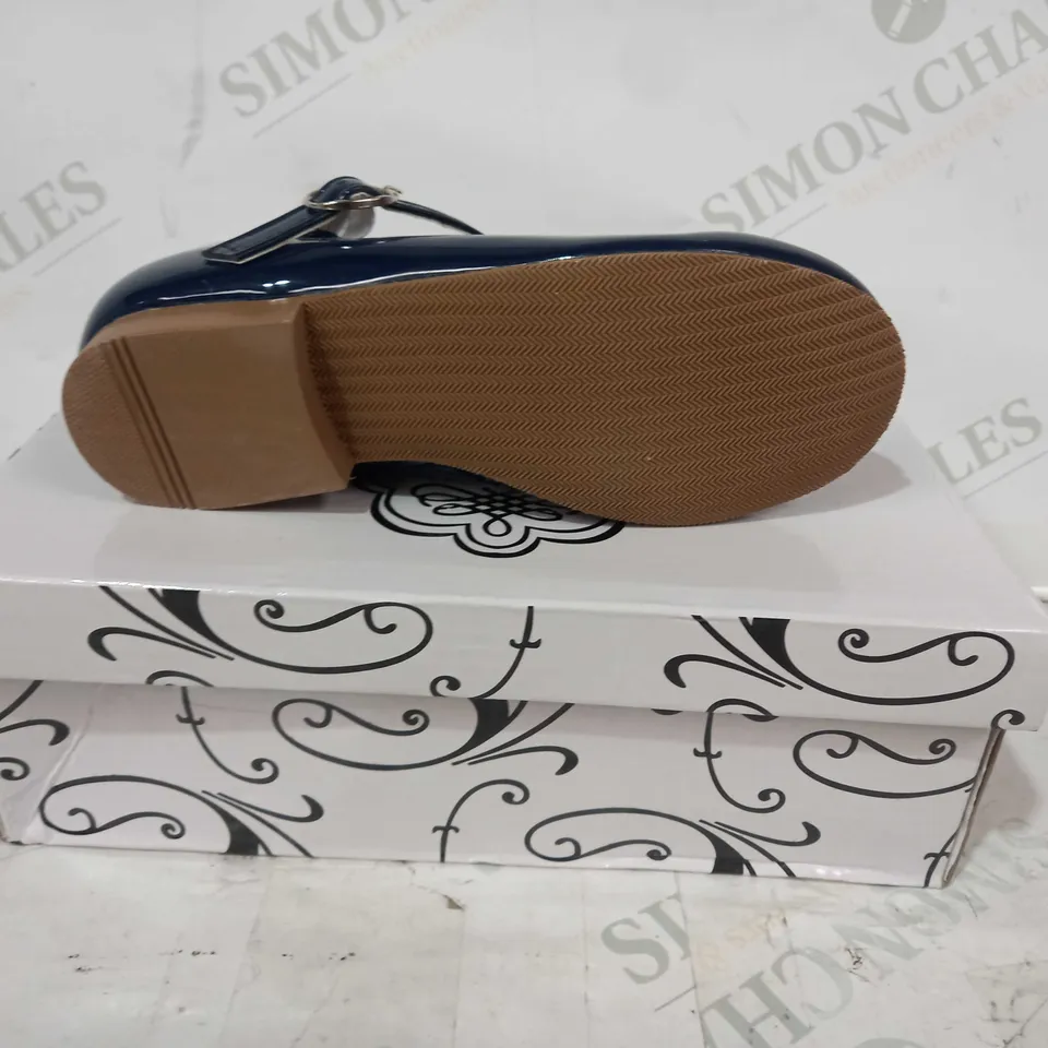 BOXED PAIR OF SEVVA CHILDREN'S SHOES IN NAVY SIZE 11