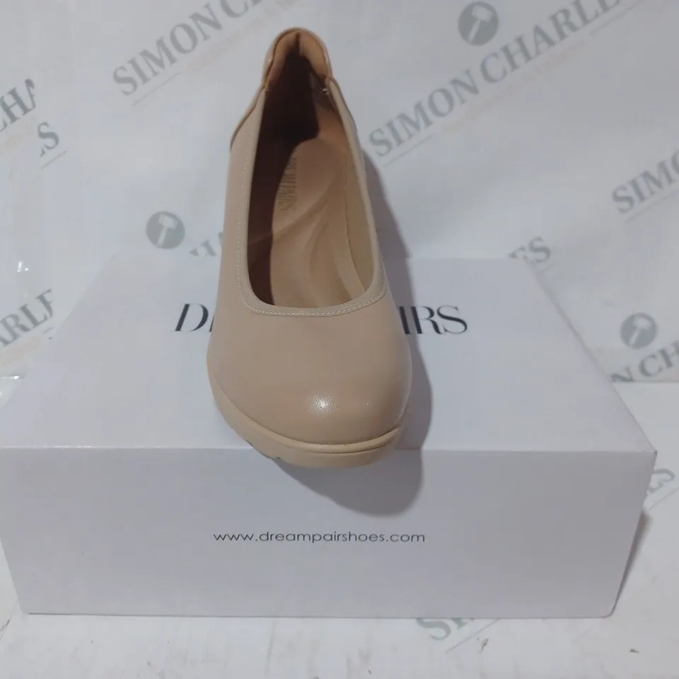 BOXED PAIR OF DREAMPAIRS BLOCK HEEL SLIP-ON SHOES IN NUDE UK SIZE 5.5