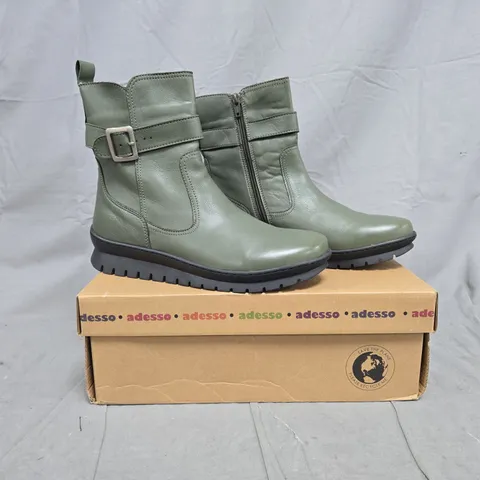 BOXED PAIR OF ADESSO ROBIN LEATHER BOOTS IN OLIVE SIZE 7